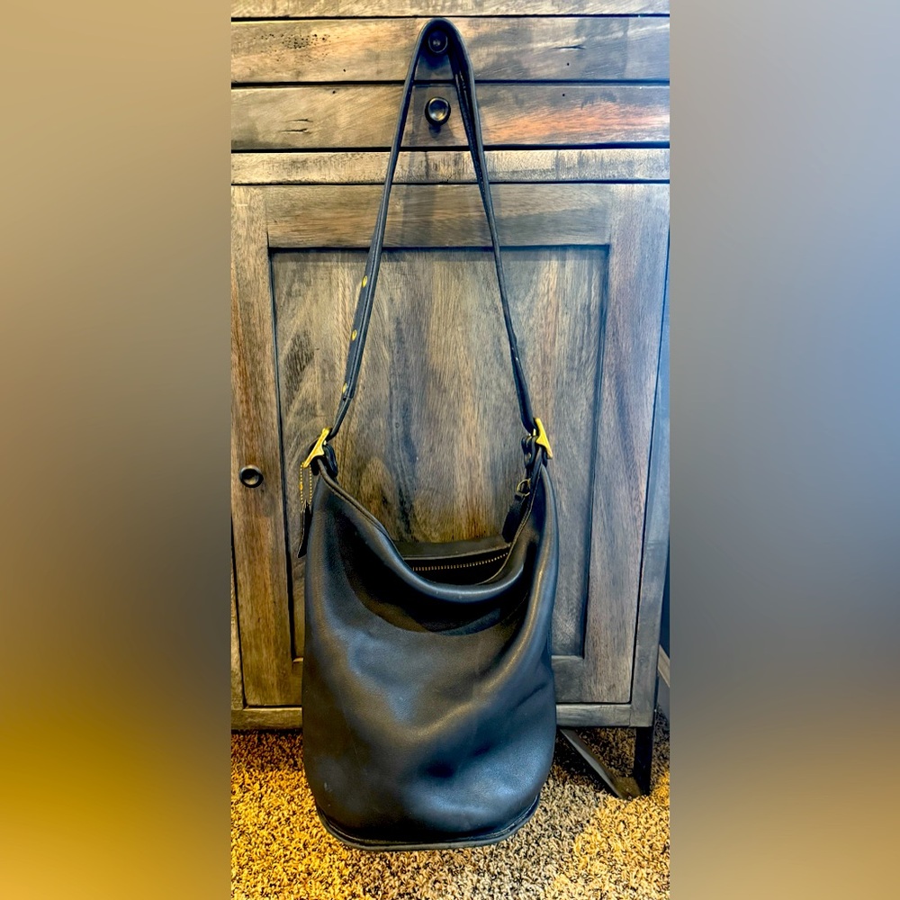 COACH 9085 black leather duffle feed bucket sac crossbody bag.